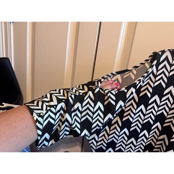 Robert Louis Black White Geometric Design Cold Shoulder Short Sleeve Shirt Sz L - Picture 4 of 10